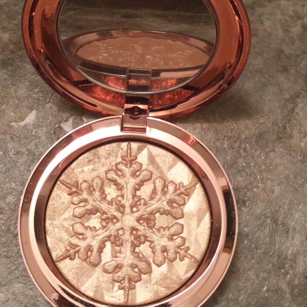 MAC Whisper of Gilt highlighter